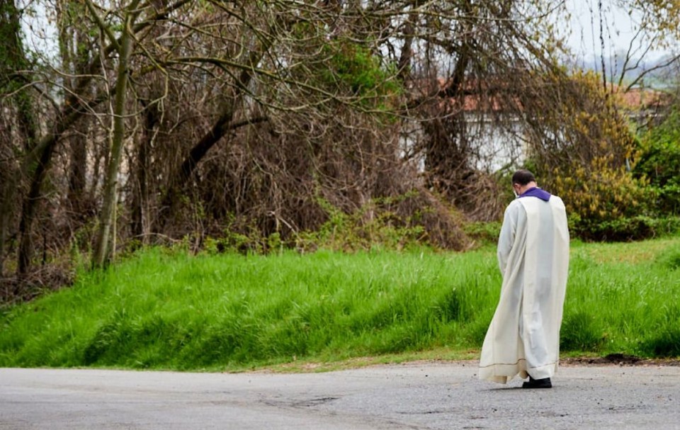 prete benedizione morti coronavirus